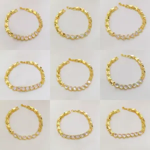 Bracciale geometrico placcato in oro con zirconi cubici in vari stili eleganti.