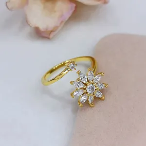 Dettaglio ravvicinato dell'anello aperto floreale brillante con pietre di zircone.