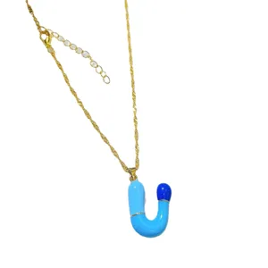 Collana dorata con ciondolo lettera in smalto blu, gioiello di moda minimalista.