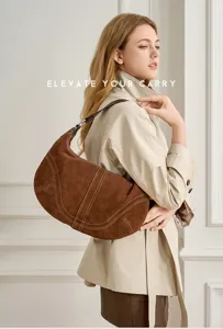 Borsa a spalla hobo in camoscio marrone dettaglio, forma mezzaluna vintage con cuciture.