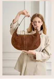 Borsa a spalla hobo in pelle scamosciata marrone da donna, elegante borsa a mezzaluna.