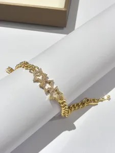 Vista dettagliata del bracciale con stelle in zircone colorato, pietre brillanti e maglia fine.