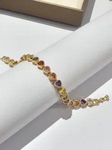 Primo piano dettagliato del bracciale in oro zircone cuore colorato, gioiello.