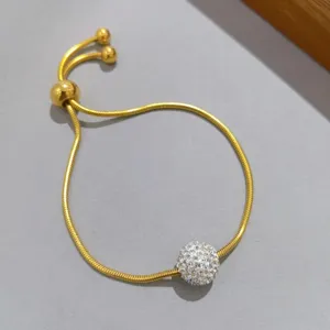 Bracciale a catena di serpente dorata con sfera di cristallo pavé e chiusura regolabile