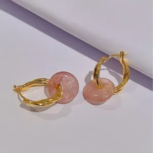Eleganti orecchini a cerchio tortili dorati con ciondoli a ciambella in pietra rosa chic