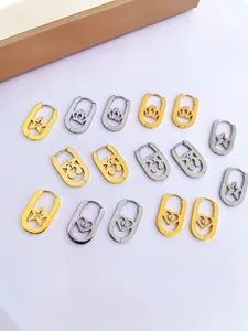 Orecchini a cerchio a U in acciaio inossidabile con design cavi di stella, corona e cuore per donna.