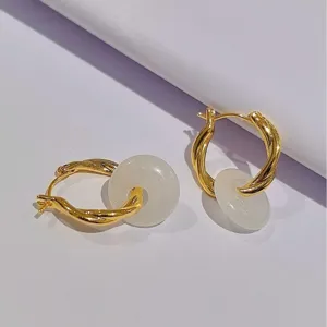Orecchini a cerchio intrecciati placcati oro con ciondolo in pietra di giada bianca chic