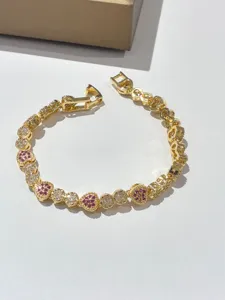 Vista dettagliata del braccialetto dorato elegante con pietre di zircone multicolore.