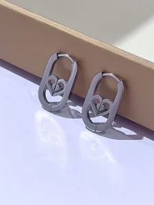 Orecchini a cerchio cavi a forma di cuore in acciaio inossidabile da donna minimalisti.