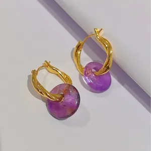 Orecchini a cerchio dorati ritorti chic con ciondoli in pietra viola, gioielli alla moda.