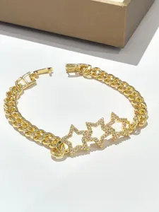 Bracciale a catena dorata alla moda con ciondoli a stella in strass scintillanti per donne.