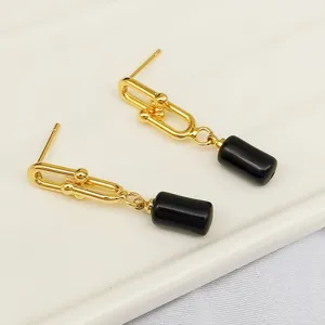Orecchini a catena dorata con pendenti cilindrici neri gioielli minimalisti eleganti