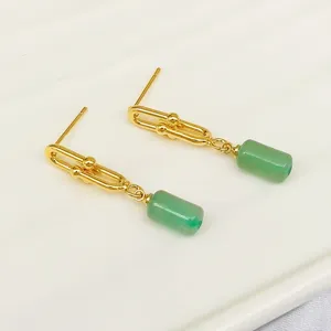 Orecchini lunghi chic placcati in oro con pietre cilindriche verdi per abbigliamento donna.