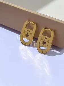 Primo piano di orecchini a cerchio in acciaio inossidabile con un grazioso design a orsetto cavo.