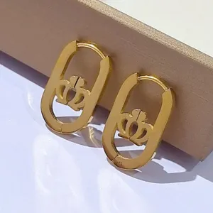 Orecchini a cerchio a U in acciaio inossidabile dorato con corona traforata, stile chic.