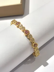 Dettaglio bracciale tennis in zircone colorato squisito, gioielli di lusso floreali dorati