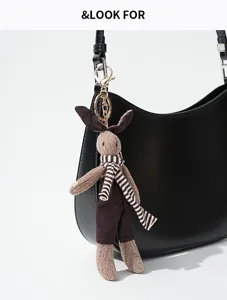 Joli porte-clés lapin en peluche, pendentif animal tout doux accroché sur un sac à main.