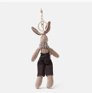 Charmant porte-clefs peluche lapin en tricot avec écharpe et pantalon, vue détaillée.