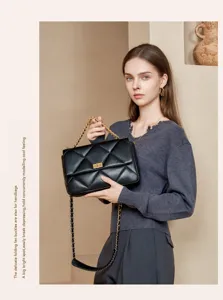 Modische schwarze gesteppte Kettentasche für Damen, elegante Umhängetasche mit Metallriemen.