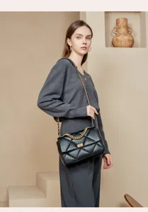 Detailansicht der schwarzen Damen Stepptasche mit Kette in minimalistischer Studio-Szene.