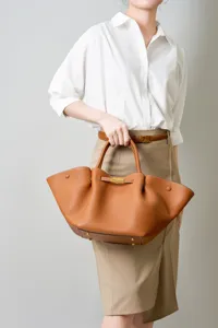 Elegant leather commuter tote bag for women, large capacity stylish shoulder handbag.