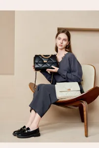 Modische gesteppte Kettentasche für Damen, schicke Umhängetasche im Luxus-Design.