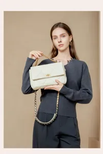 Elegante gesteppte Kettentasche für Damen, stilvolle Umhängetasche mit Metallverschluss.