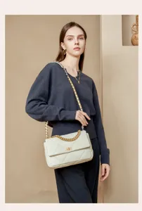 Detailansicht der gesteppten Damen Umhängetasche aus Leder mit schickem Metallkettenriemen.