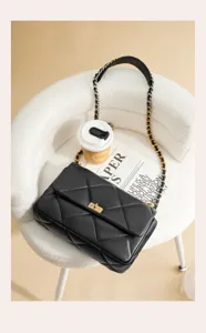 Modische schwarze gesteppte Kettentasche für Damen, elegante PU Leder Umhängetasche.
