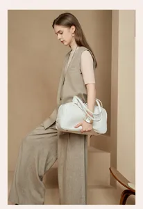 Elegant white leather Boston bag, spacious everyday shoulder handbag for stylish women.