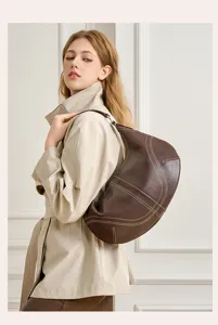 Vista di dettaglio della borsa a spalla in pelle marrone elegante per uso quotidiano.