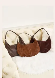 Elegante borsa a spalla a mezzaluna in pelle camoscio borsa hobo casual da donna dettagli vista