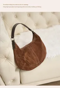 Borsa a spalla hobo in camoscio marrone da donna, design vintage a raviolo con cuciture in vista.