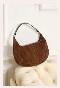 Borsa a tracolla a mezzaluna in camoscio marrone da donna moda lavoro elegante dettaglio