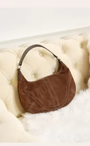Borsa a spalla hobo in camoscio marrone, borsa casual chic con cuciture a contrasto.