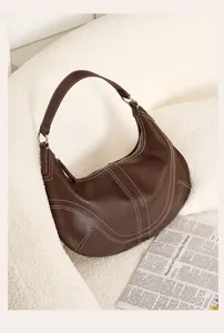 Borsa a spalla hobo in pelle marrone scuro, borsa casual da lavoro con cuciture bianche a contrasto.