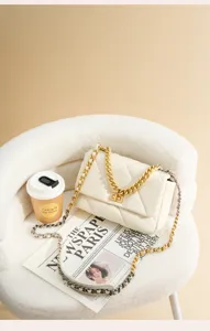 Weisse gesteppte Umhaengetasche fuer Damen, elegante Kettenhandtasche mit Drehverschluss.