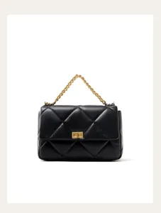 Schwarze gesteppte Ledertasche mit goldenem Kettenhenkel und klassischem Drehverschluss.