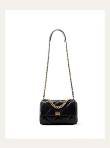 Detailansicht der eleganten schwarzen gesteppten Ledertasche mit goldener Kette.