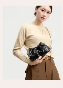 Elegante borsa cloud in pelle arricciata nera con catena, borsa da donna versatile.