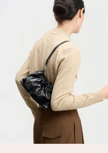 Borsa a tracolla nera in pelle lucida arricciata, elegante borsa da lavoro chic e versatile.