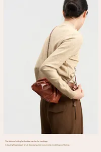 Borsa da donna in vera pelle plissettata a nuvola con catena, elegante borsa a tracolla marrone.
