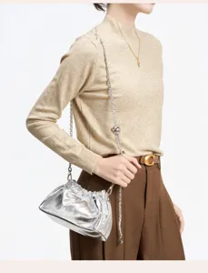 Borsa a nuvola arricciata metallizzata con catena argento, elegante borsa a tracolla in pelle.