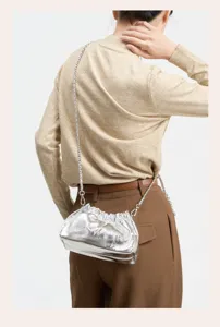 Borsa a tracolla argentata metallizzata arricciata con catena, borsa a nuvola chic.