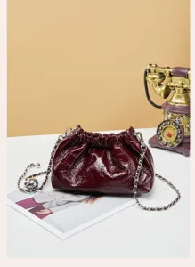 Borsa a tracolla nuvola arricciata in pelle verniciata bordeaux con catena, borsa chic.