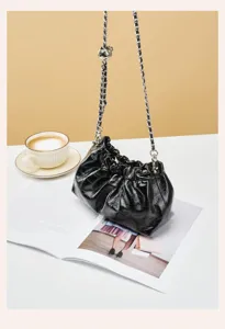 Borsa a tracolla nera in pelle stropicciata con catena elegante e dettaglio chic.