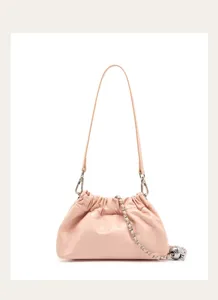 Borsa a tracolla in pelle plissettata rosa, borsa a nuvola con catena e ciondolo elegante.