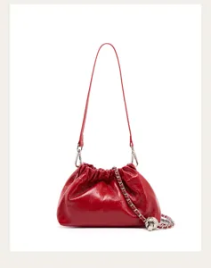 Borsa a pochette in pelle stropicciata rossa con catena argento e dettaglio, vista.