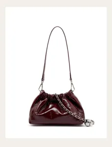 Borsa a nuvola plissettata in vernice bordeaux con elegante catena argentata e tracolla.