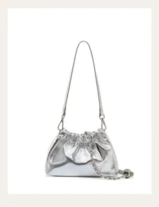 Primo piano della borsa a tracolla in pelle argentata metallizzata con dettagli chic.